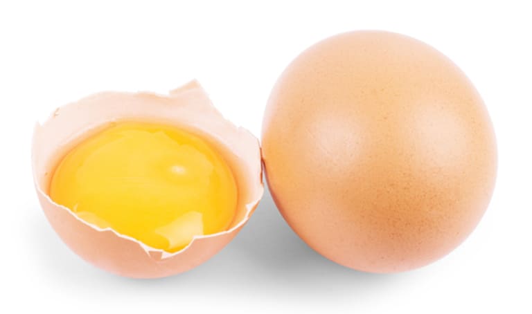 Có thể dùng lòng đỏ trứng gà dạng nguyên chất đánh sệt dưới nhiệt độ thích hợp để chữa bệnh vảy nến.