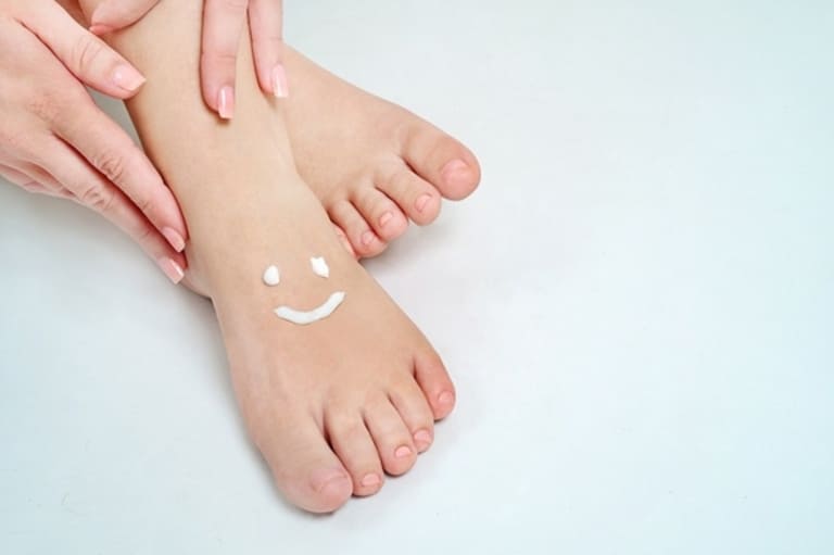 Dưỡng ẩm và giữ vệ sinh da đúng cách là một trong những cách hiệu quả trong phòng chống và ngăn bệnh chàm tái phát.