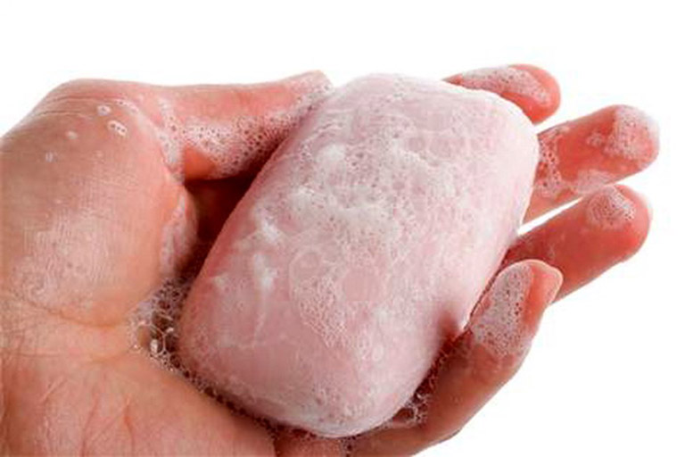 Chàm khô xảy ra khi da dị ứng với thành phần hóa chất bên trong chất tẩy rửa