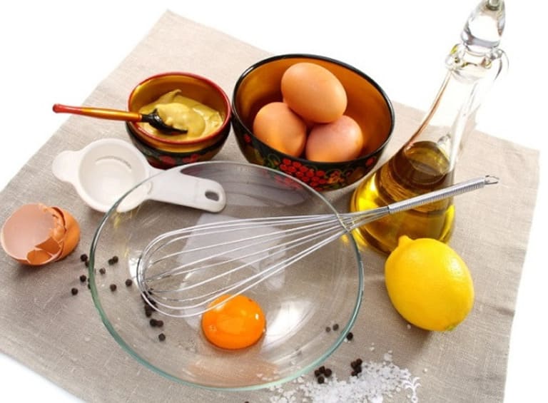 Lòng đỏ trứng gà khi kết hợp cùng nước cốt chanh và dầu dừa sẽ tăng hiệu quả cải thiện triệu chứng bệnh vảy nến nhanh chóng.