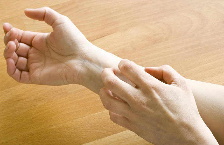 Tuyệt đối không dùng tay cào gãi lên vùng da bị bệnh làm gia tăng nguy cơ bị nhiễm trùng