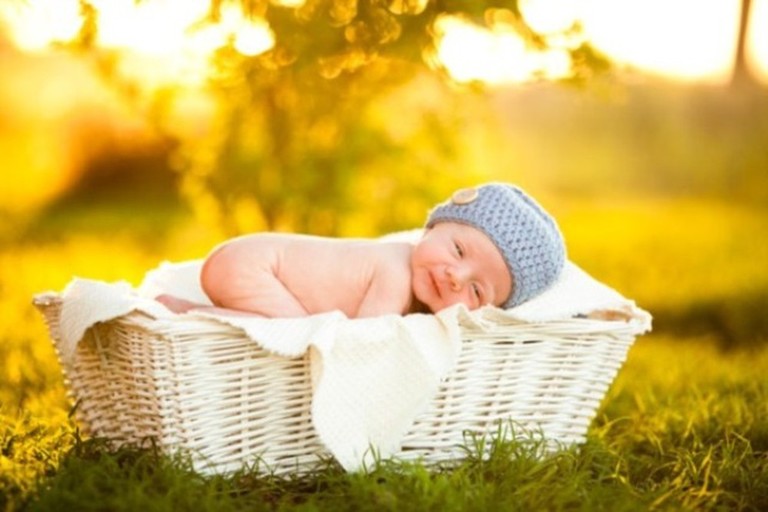 Dùng ánh nắng mặt trời vào lúc sáng sớm giúp nâng cao hiệu qủa diệt nấm và giảm viêm
