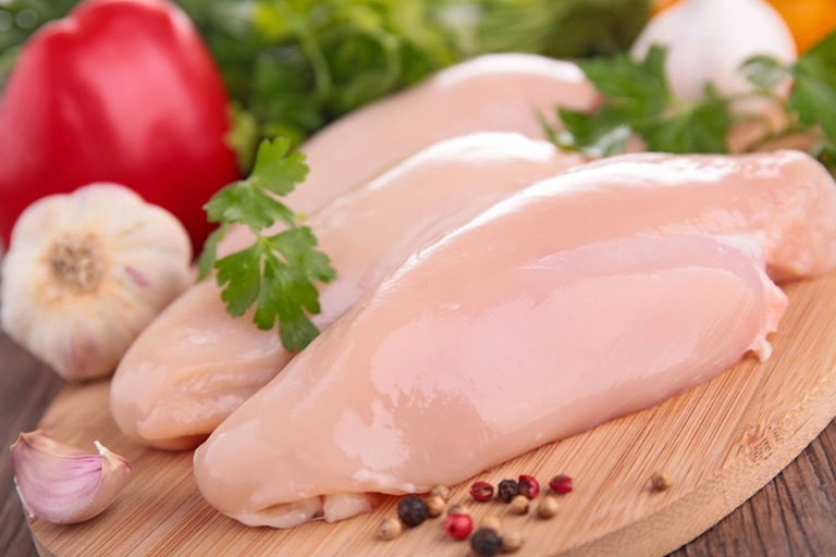 Bị nổi mề đay ăn thịt gà được không? Lời khuyên từ bác sĩ