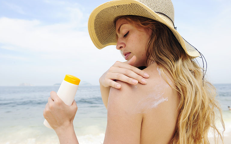 Bôi kem chống nắng để bảo vệ da khỏi tác động của ánh nắng mặt trời mỗi khi ra đường