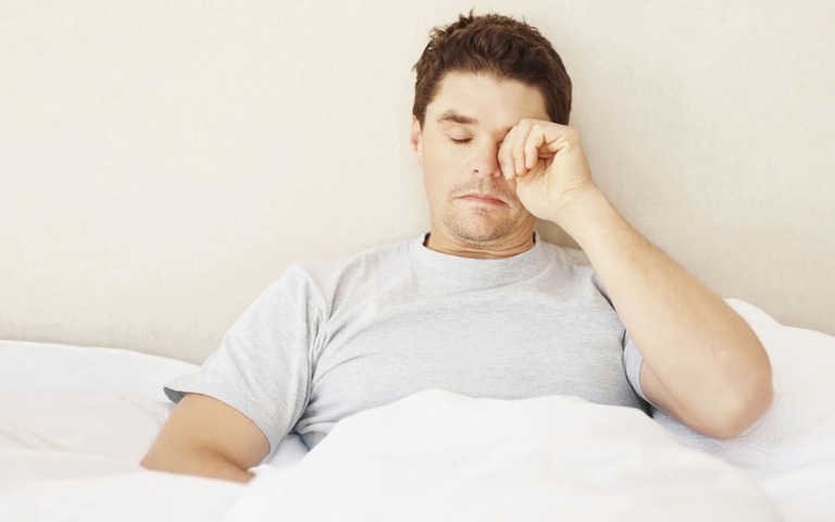 Thức khuya gây yếu sinh lý nam giới 