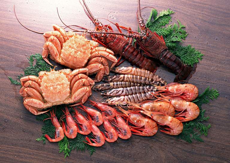 Tôm và cua là hai thực phẩm dễ gây dị ứng. Do đó, nếu muốn phòng bệnh tổ đỉa tái phát, người bệnh nên kiêng ăn hai thực phẩm này.