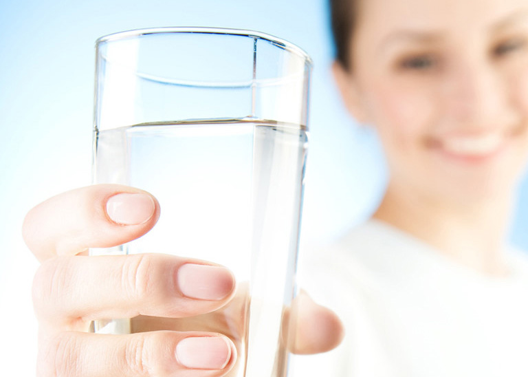 Uống đủ nước mỗi ngày giúp cấp ẩm cho da và làm giảm nhẹ các triệu chứng của bệnh