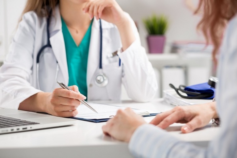 Đến cơ sở y tế kiểm tra là việc vô cùng cần thiết và quan trọng khi ngứa ngáy lan rộng trên da và kéo dài nhiều ngày.