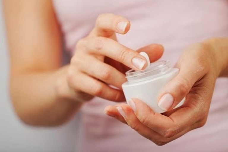 Hạn chế sử dụng mỹ phẩm và không nên để da tiếp xúc với các loại hóa chất tẩy rửa trong thời gian điều trị bệnh hắc lào.