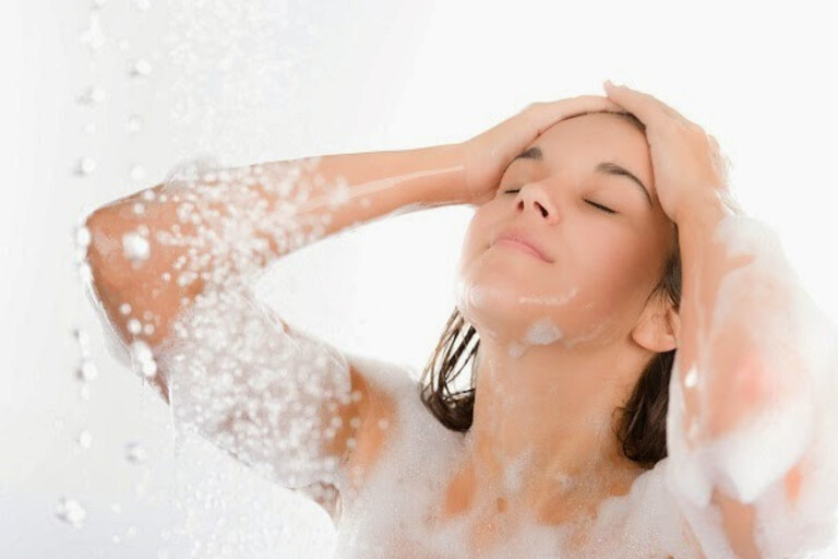 Khi bị hắc lào, bạn chỉ nên dùng các loại xà phòng, sữa tắm cũng như mỹ phẩm phù hợp với da.