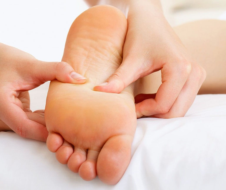 Bấm huyệt chữa yếu sinh lý với huyệt dũng tuyền ở lòng bàn chân