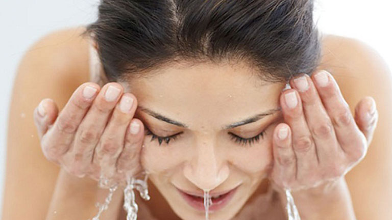 Rửa mặt thường xuyên giúp phòng ngừa lang ben