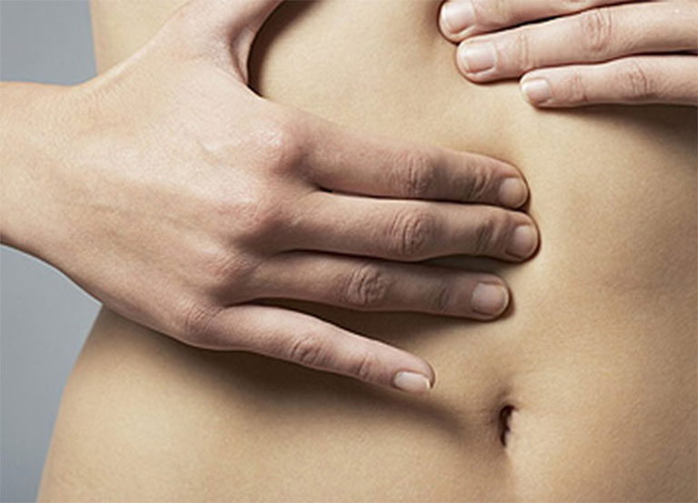 Đau bụng trên rốn là một trong những triệu chứng của bệnh