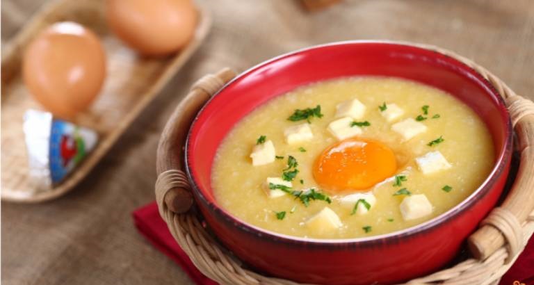 Những món ăn mềm như cháo, súp, canh sẽ giúp giảm bớt áp lực lên dạ dày