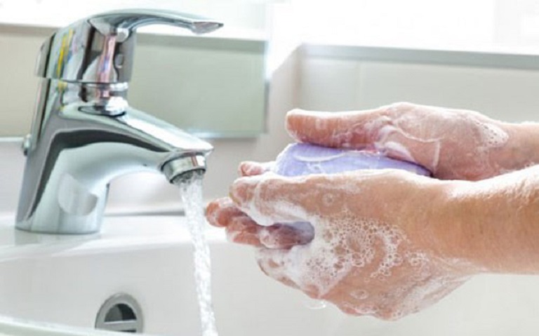 Cần rửa tay bằng xà phòng thường xuyên
