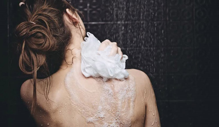 Tắm rửa sạch sẽ mỗi ngày giúp loại bỏ hết vi nấm và vi khuẩn gây hại tồn tại trên cơ thể
