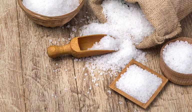 Hỗ trợ điều trị bệnh hắc lào tại nhà bằng muối biển được rất nhiều người bệnh áp dụng tại nhà