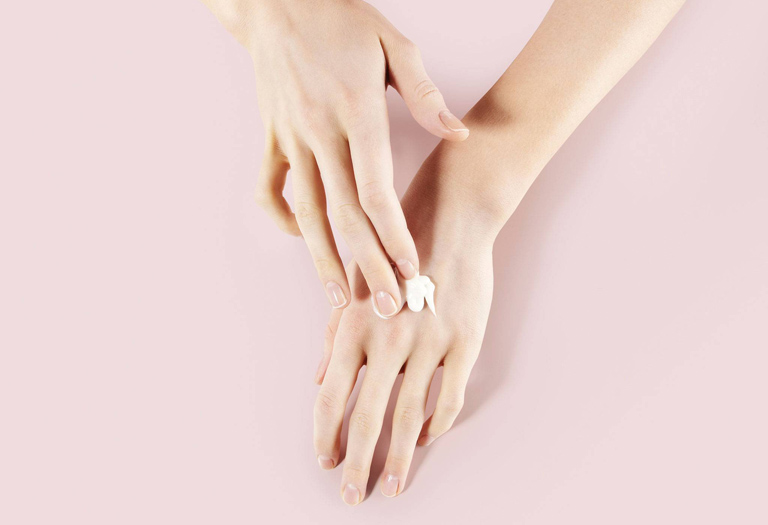 Dưỡng ẩm cho da sau khi thực hiện điều trị hắc lào bằng nước muối giúp nâng cao hiệu quả mang lại
