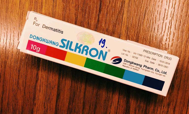 Thuốc 7 màu Silkron được sử dụng bằng cách bôi tại chỗ giúp cải thiện một số vấn đề da liễu thường gặp