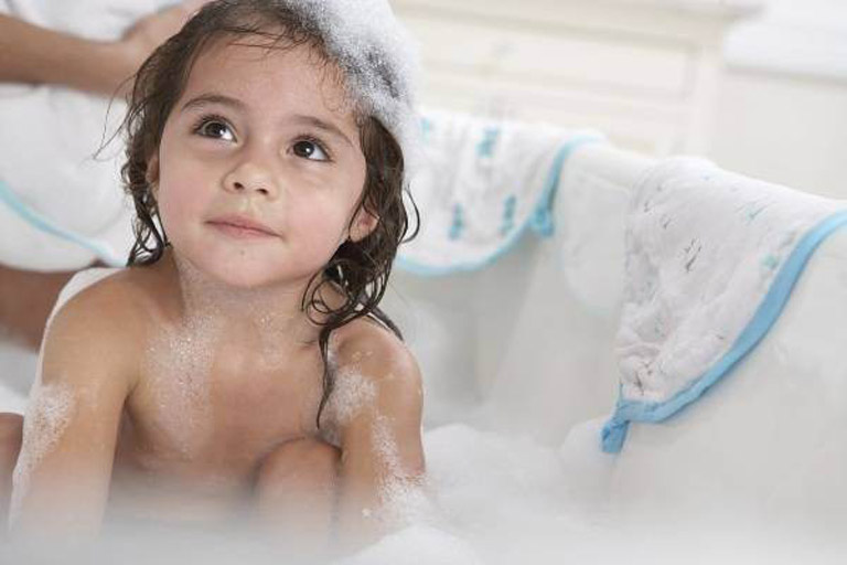Mẹ nên thường xuyên tắm rửa cho trẻ để loại bỏ tác nhân gây hại và phòng ngừa bệnh