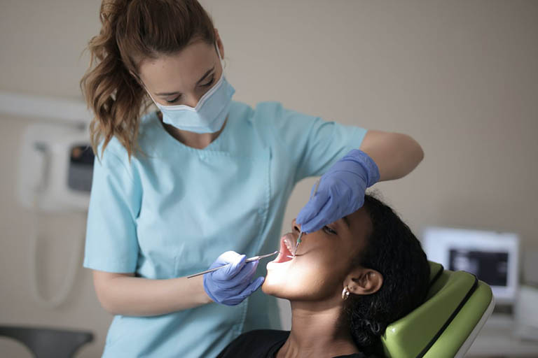 Tiến hành thăm khám và điều trị chuyên khoa khi thấy cơ thể có các dấu hiệu của bệnh viêm xoang hàm do răng