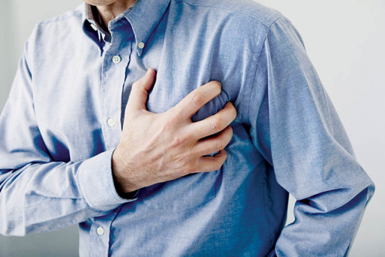 Khi nhịp xoang tăng nhanh người bệnh sẽ có triệu chứng đánh trống bên trong lồng ngực