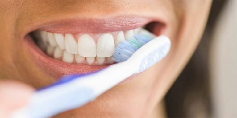 Giữ gìn vệ sinh răng miệng sạch sẽ là một trong những cách giúp bạn khử mùi hôi miệng tốt nhất.