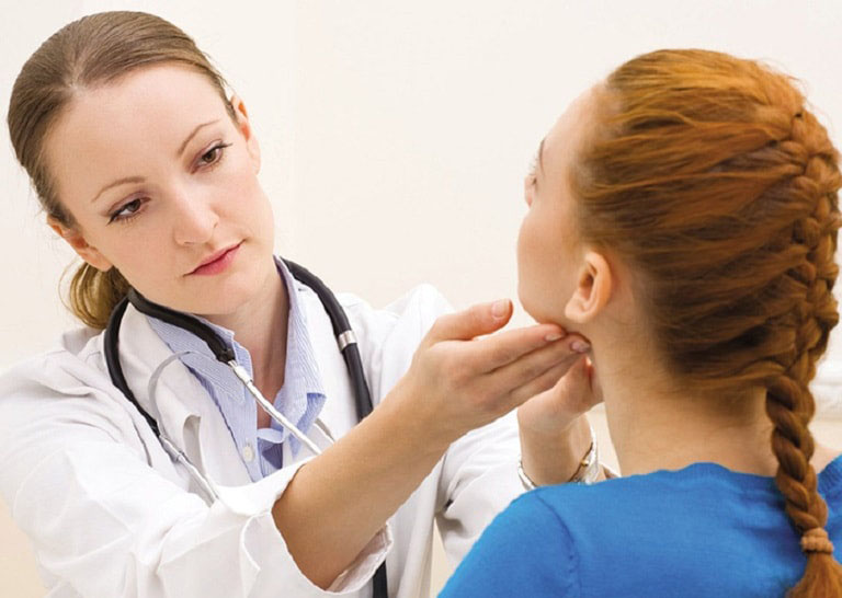 Thăm khám chuyên khoa tai mũi họng để phát hiện ra bệnh và xác định mức độ bệnh trạng