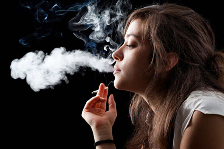 Khói thuốc lá dễ gây kích thích đến lớp niêm mạc mũi và làm gia tăng nguy cơ bị viêm xoang