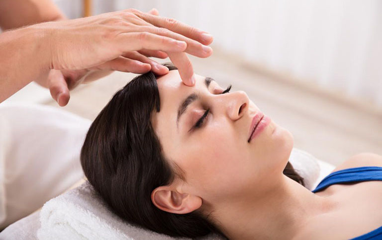 Thực hiện massage chữa nghẹt mũi theo hướng dẫn của những người có chuyên môn