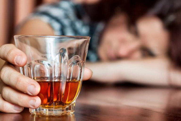 Thói quen lạm dụng rượu bia là một trong những yếu tố làm gia tăng khởi phát bệnh viêm mũi vận mạch
