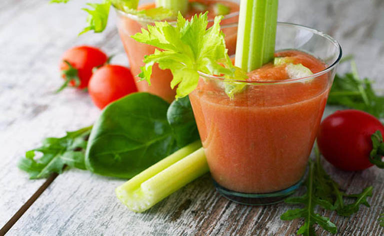 Sinh tố cà chua cần tây là thức uống có tác dụng rất tốt đối với người bị viêm xoang