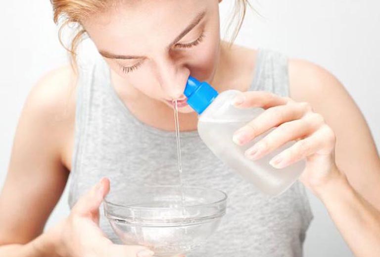 Vệ sinh mũi bằng nước muối sinh lý giúp cải thiện chứng khó thở do bệnh viêm xoang gây ra