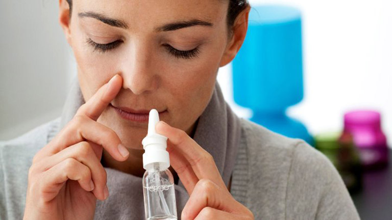 Rửa mũi bằng nước muối sinh lý giúp cải thiện chứng nghẹt mũi nhanh chóng