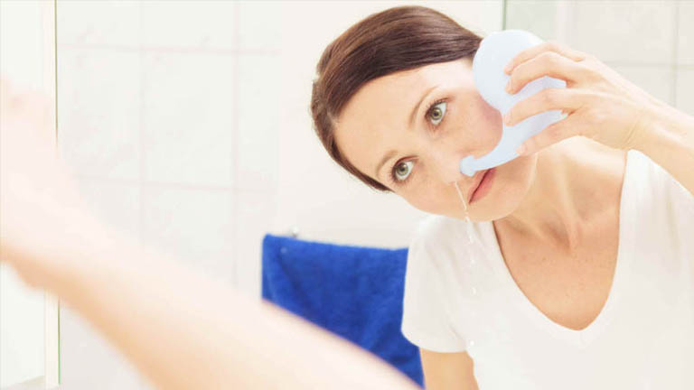 Tiền hành vệ sinh mũi mỗi ngày bằng nước muối sinh lý giúp làm thông xoang và giảm ù tai