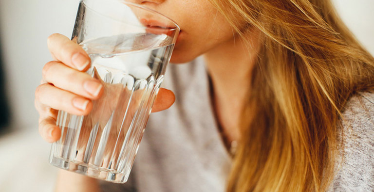 Khi bị viêm xoang cần chú ý uống nhiều nước mỗi ngày sẽ có tác động rất tích cực đến quá trình điều trị