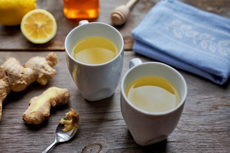 Uống trà gừng mỗi ngày giúp giảm nhẹ các triệu chứng khó chịu của bệnh như chảy mũi, nghẹt mũi