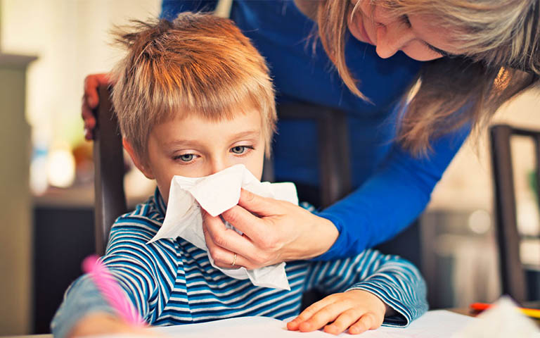 Gia đình có nhiều người bị viêm xoang cùng lúc có phải do di truyền hay không?