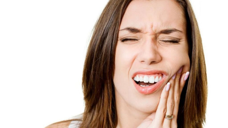 Viêm xoang hàm do răng gây ra các cơn đau nhức dữ dội khiến người bệnh cảm thấy rất khó chịu