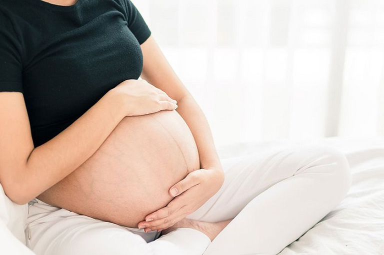 Mang thai khiến hệ miễn dịch suy yếu, tạo điều kiện cho vi khuẩn gây hại tấn công và khởi phát bệnh