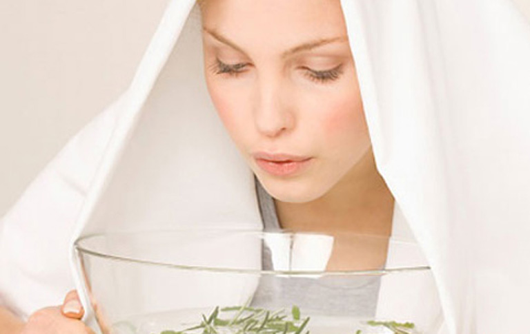 Chữa nghẹt mũi nhanh chóng tại nhà bằng cách xông hơi thảo dược hoặc tinh dầu thảo dược
