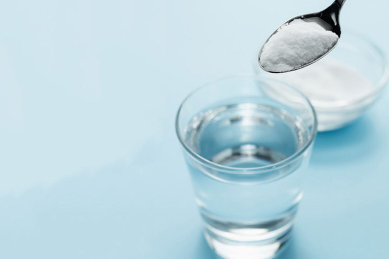 Dùng nước muối vệ sinh mũi hỗ trợ điều trị bệnh viêm xoang tại nhà