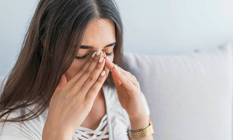 Các triệu chứng do bệnh viêm mũi dị ứng thời tiết gây ra khiến người bệnh thấy rất khó chịu