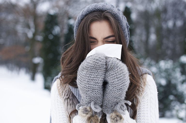 Viêm mũi dị ứng thời tiết thường bùng phát mạnh mẽ vào mùa đông, không khí lạnh và hanh khô