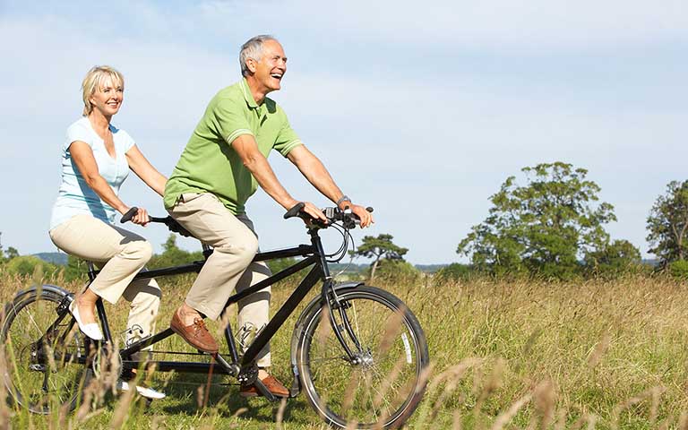 Đi xe đạp là bộ môn có tác dụng tăng cường sức khỏe xương khớp, cải thiện tình trạng cứng khớp gối và nâng cao sức khỏe tim mạch