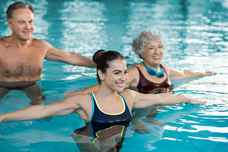 Tập thể dục trong nước cũng được xem là bộ môn hỗ trợ cải thiện triệu chứng của bệnh viêm khớp dạng thấp mà người bệnh không nên bỏ qua