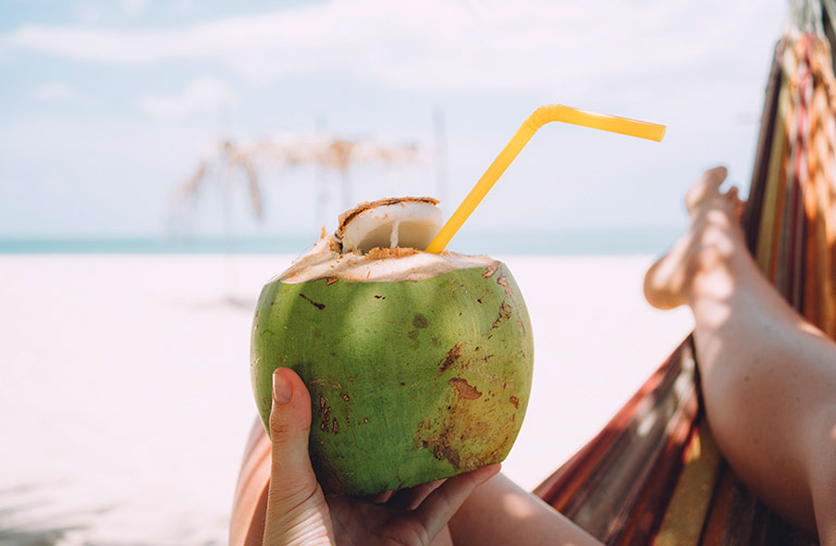 Nước dừa là loại đồ uống giải khát ngon miệng mang lại rất liều lợi ích cho sức khỏe con người