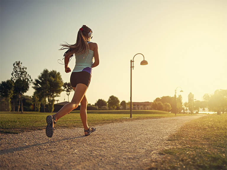 Người bị thoái hóa khớp gối có thể chạy bộ được những tùy vào trường hợp bệnh ở mức độ nặng nhẹ