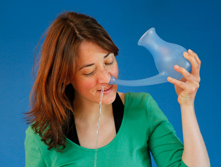 Rửa mũi bằng nước muối sinh lý mỗi ngày để loại bỏ các chất dịch nhầy, bụi bẩn bám trong khoang mũi gây viêm mũi dị ứng