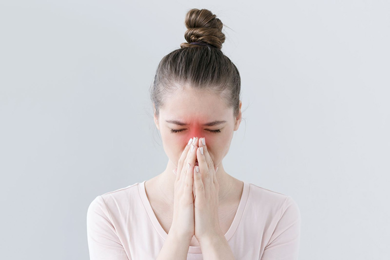 Theo quan niệm của Đông y, viêm xoang thuộc chứng Tỵ do phế khí kết hợp với vệ khí hư và phong hàn gây nên triệu chứng khó chịu vùng mũi xoang